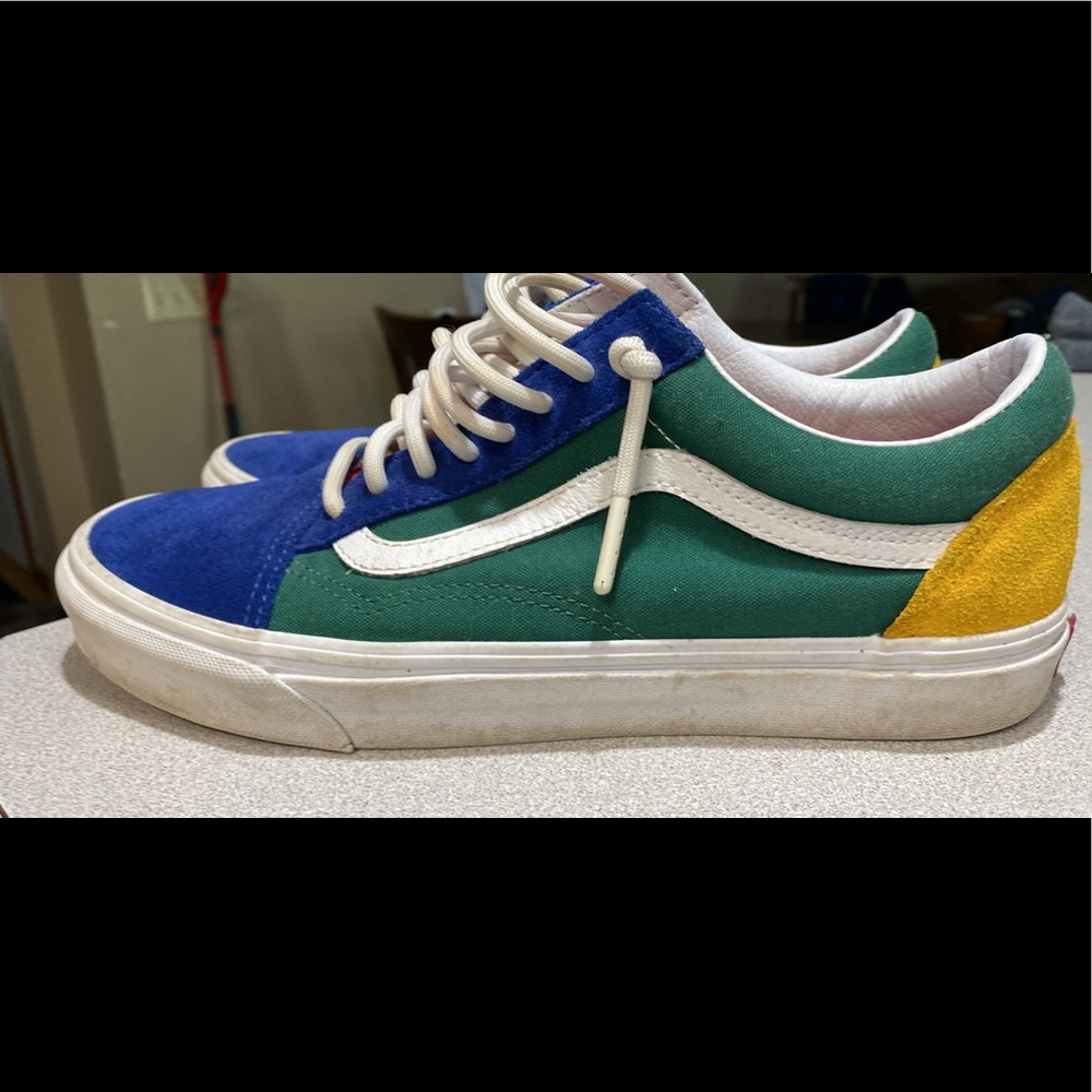 VANS YACHT CLUB OLD SKOOL. Mens size 9. Good condition